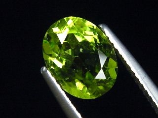 Peridot 2,56 Ct. applegreen - 9 x 7 mm oval Sri Lanka