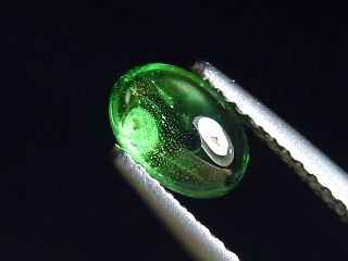 Tsavorit Granat 0,88 Ct. Oval Cabochon Kenia