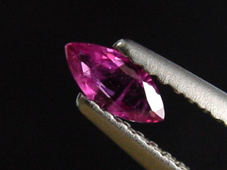 Rubin 0,23 Ct. Navette 6 x 2,5 mm Sri Lanka
