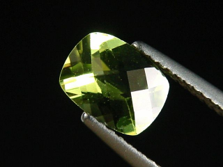 Peridot 1,39 Ct. Apfelgrün - 8 x 6 mm Antikschliff Sri Lanka