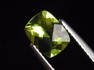 Peridot 1,51 Ct. Apfelgrün - 8 x 6 mm Antikschliff Sri Lanka