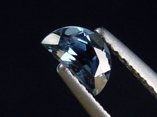 Saphir stahlblau 0,49 Ct. Naturfarbe Halbmondschliff Tansania