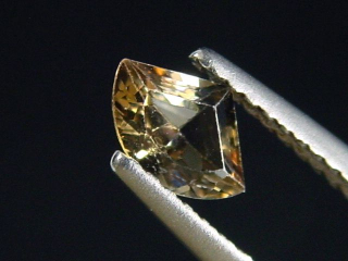 Saphir 0,48 Ct. Naturfarbe Sammlerschliff Tansania