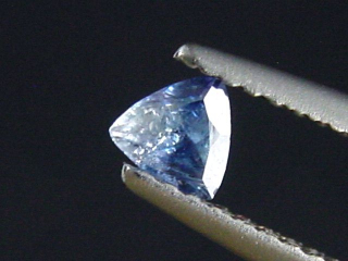 Benitoit zweifarbig 0,30 Ct. Trillion geschliffen - San Benito Co., Kalifornien, USA