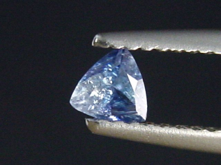 Benitoit zweifarbig 0,30 Ct. Trillion geschliffen - San Benito Co., Kalifornien, USA