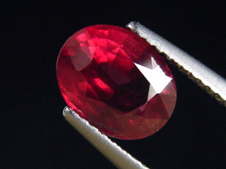 Rhodolite Garnet 2,65 Ct. fine red oval