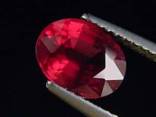 Rhodolite Garnet 2,65 Ct. fine red oval