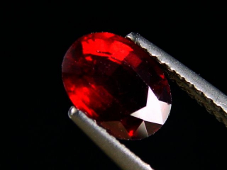 Rhodolit Granat 1,87 Ct. feines Rot 8 x 6 mm Oval
