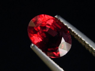 Rhodolite Garnet 1,95 Ct. fine red oval