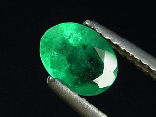 Smaragd 0,80 Ct. feines Grün 7 x 5 mm Oval Kolumbien