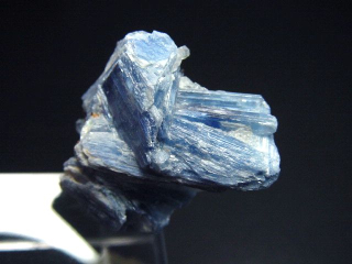 Kyanit / Disthen Kristallgruppe Stufe 29 mm - Minas Gerais, Brasilien