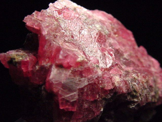 Rhodonit Stufe 37 mm kirschrot - Brasilien