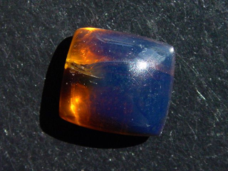 Blue Amber 11,71 Ct. - 19 mm cabochon b-quality