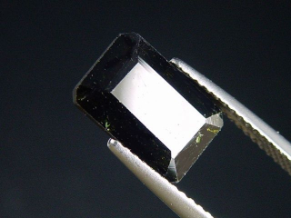 Epidot 4,06 Ct. facettiert Oktagon - Skardu, Pakistan