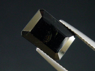 Epidot 3,49 Ct. facettiert Oktagon - Skardu, Pakistan