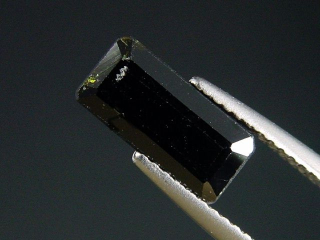 Epidot 3,65 Ct. facettiert Oktagon - Skardu, Pakistan B-Qualität
