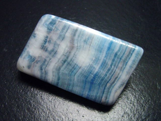 Scheelite 83,67 Ct. blue banded cabochon