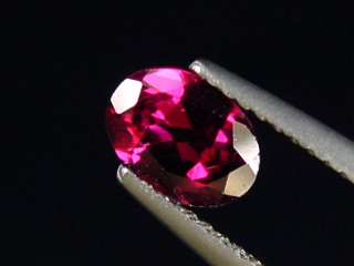 Rhodolit Granat 0,96 Ct. feines Rotviolett 7 x 5 mm Oval