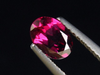 Rhodolit Granat 0,96 Ct. feines Rotviolett 7 x 5 mm Oval