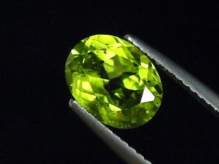Peridot 2,56 Ct. apple green oval Sri Lanka