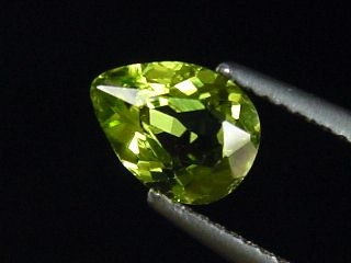 Peridot 1,12 Ct. apple green pear Sri Lanka