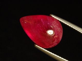 Rubin 11,50 Ct. Tropfen Cabochon - feines Rot - behandelt 15 x 10 mm