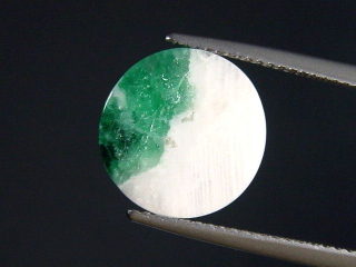 Smaragd in Albit 6,24 Ct. Rund Cabochon 12 mm Brasilien