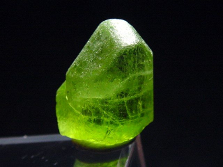 Preview: Peridot Kristall 16 mm intensive Farbe Schleifqualität