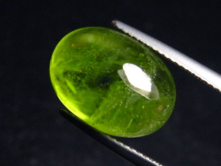 Peridot 12,80 Ct. - Apfelgrün - 15 x 11 mm Oval Cabochon