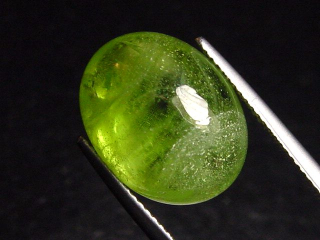 Peridot 14,37 Ct. applegreen oval cabochon