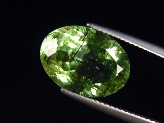 Peridot mit dekorativen Einschlüssen 8,39 Ct. Oval 15 x 11 mm Pak.