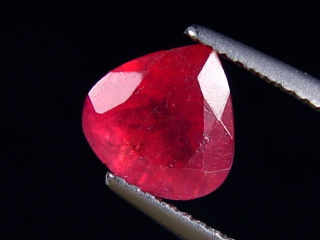 Preview: Pezzottaite 1,92 Ct. pear faceted - rare Madagascar