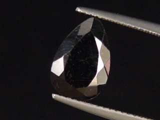 Sapphirin 3,85 Ct. Tropfen facettiert selten - Madag.