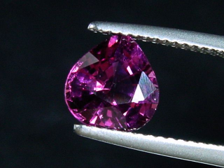 Rhodolit Granat 2,15 Ct. feines Rotviolett 8 x 8 mm Tropfen