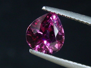 Rhodolit Granat 2,00 Ct. feines Rotviolett 8 x 7 mm Tropfen