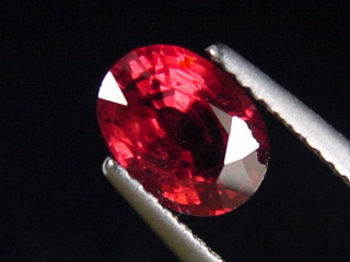 Preview: Rhodolit Granat 1,86 Ct. feines Rotviolett 8 x 6 mm Oval