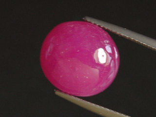 Rubin 16,38 Ct. Oval Cabochon - Rosarot - behandelt 13,5 x 12,5 mm
