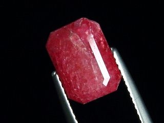 Rhodonit 3,87 Ct. Kirschrot Oktagon - Minas Gerais, Brasilien B-Qualität