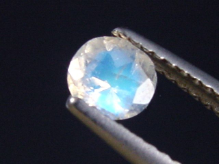 Adular Mondstein 0,39 Ct. feines blau Rund Sri Lanka