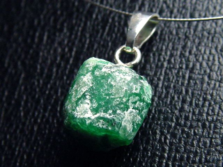 Smaragdkristall Anhänger 9 mm Kristall in 925 Silber