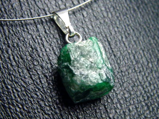 Preview: Smaragdkristall Anhänger 9 mm Kristall in 925 Silber