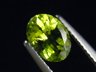 Preview: Peridot 1,37 Ct. Apfelgrün - 8 x 6 mm Oval Sri Lanka