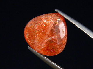 Sonnenstein 3,66 Ct. Tropfen Cabochon 12 x 12 mm fein