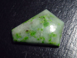 Harlekin Jade 39,83 Ct. Cabochon - Monte Viso, Piemont, Italien