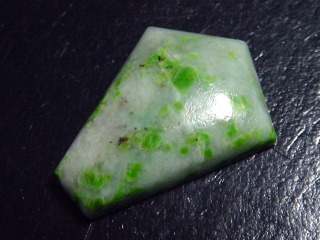 Preview: Harlekin Jade 39,83 Ct. Cabochon - Monte Viso, Piemont, Italien