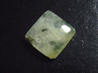 Preview: Prehnit 19,08 Ct. Quadrat Cabochon Australien B-Qualität