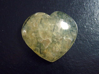 Prehnit 69,75 Ct. Herz Cabochon Australien