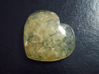 Preview: Prehnit 69,75 Ct. Herz Cabochon Australien
