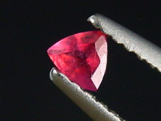 Pezzottait 0,14 Ct. Trillion facettiert - selten Madagaskar