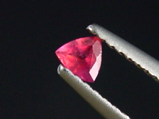 Preview: Pezzottait 0,14 Ct. Trillion facettiert - selten Madagaskar
